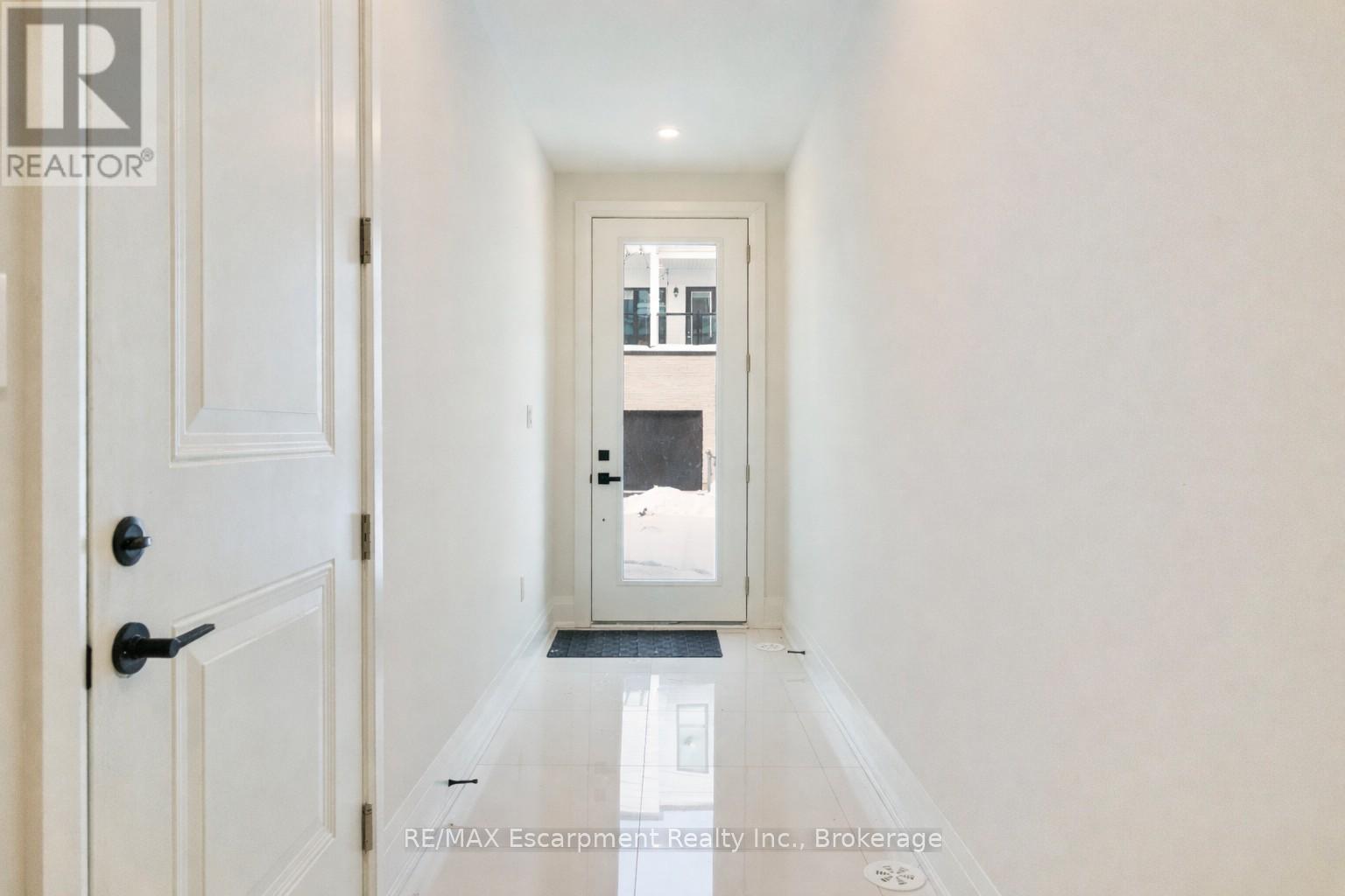 6 - 138 East Street, Oakville (Br Bronte), Ontario  L6L 0H9 - Photo 4 - W12754328