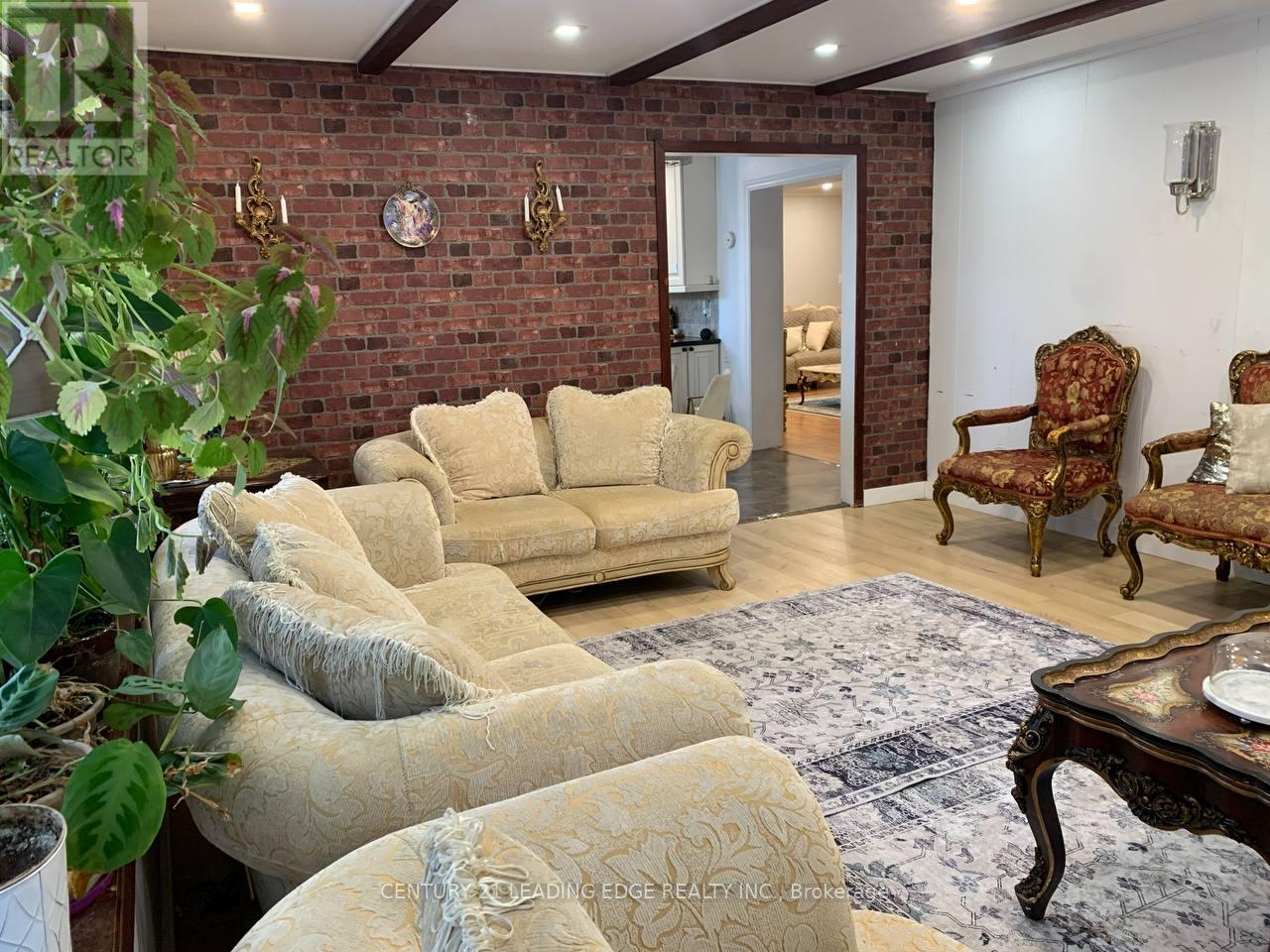 91 Lucas Street, Richmond Hill (Mill Pond), Ontario  L4C 4P4 - Photo 4 - N12754636