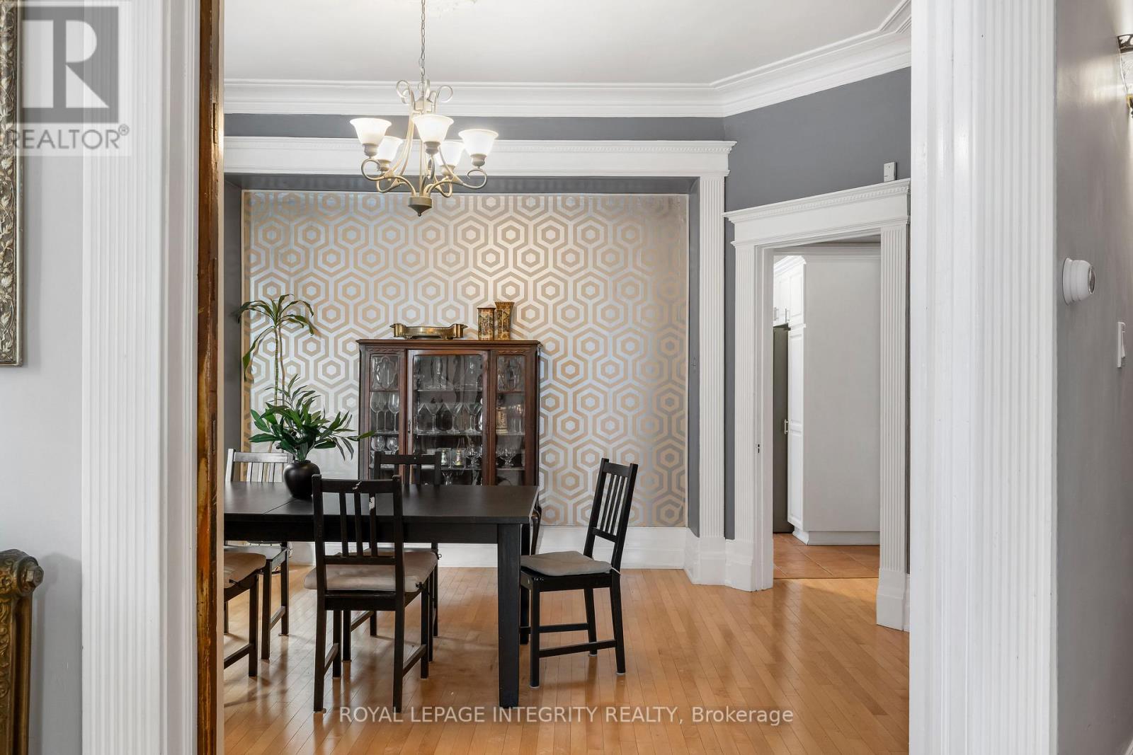 553 Gilmour Street, Ottawa, Ontario  K1R 5L5 - Photo 10 - X12755518