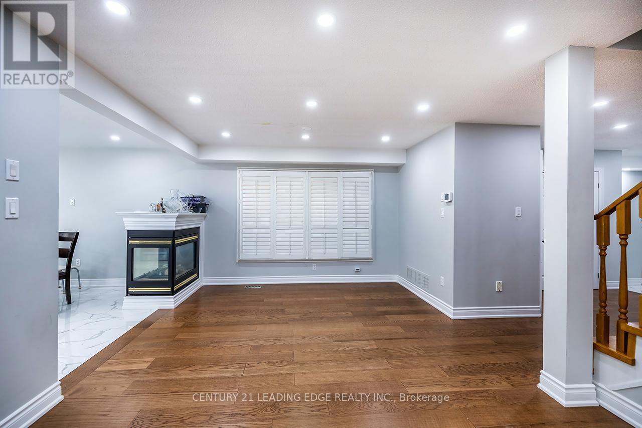 121 Trail Ridge Lane, Markham, Ontario  L6C 2C6 - Photo 8 - N12755142