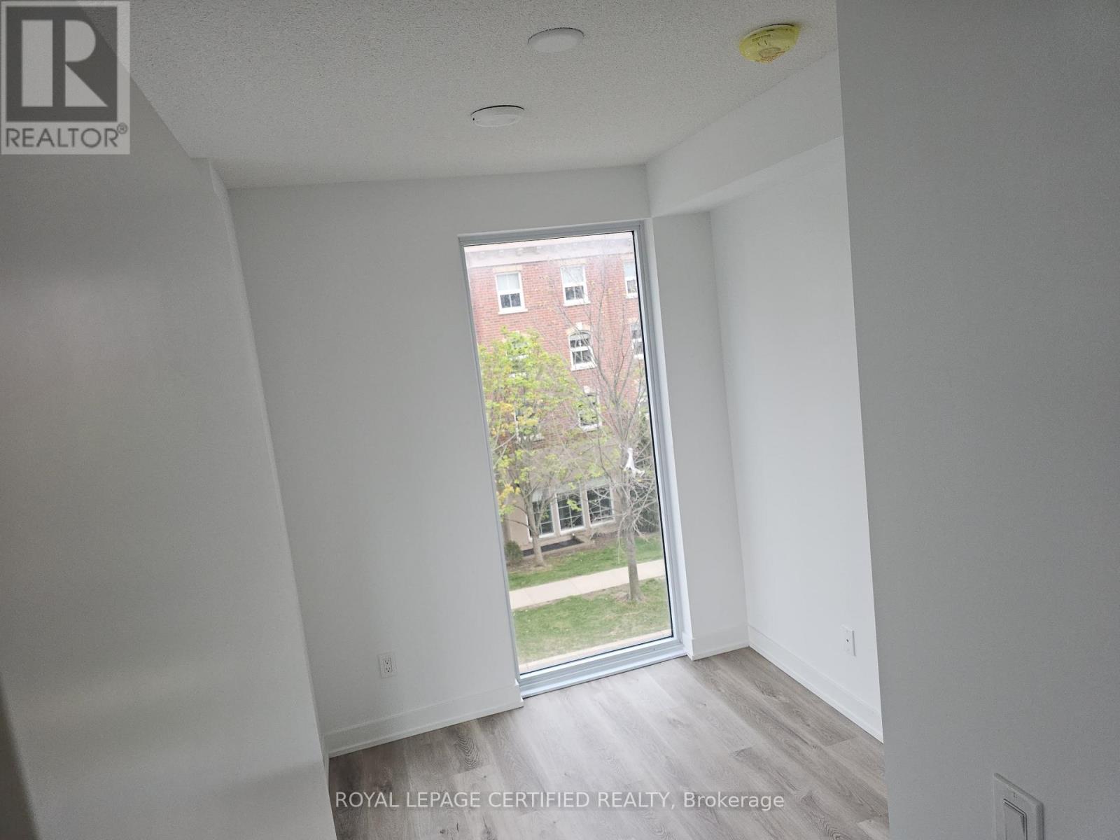 202 - 370 Martha Street E, Burlington, Ontario  L7R 2P7 - Photo 15 - W12741744