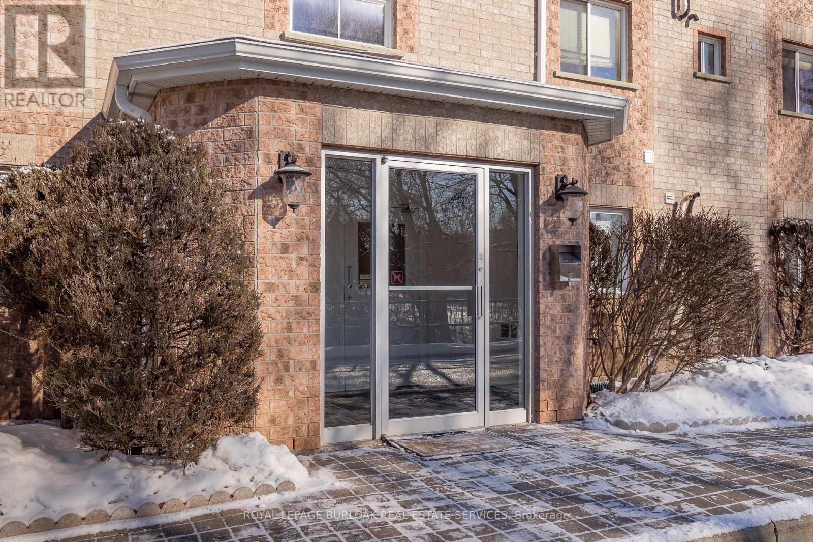 94 Sanford Street, Barrie, Ontario  L4N 3C5 - Photo 2 - S12755048