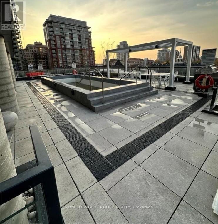 202 - 370 Martha Street E, Burlington, Ontario  L7R 2P7 - Photo 2 - W12741744