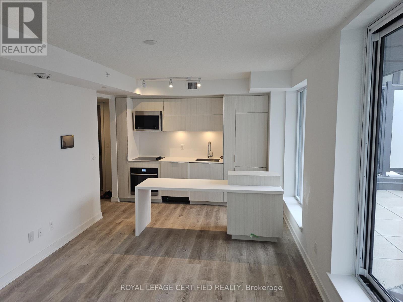 202 - 370 Martha Street E, Burlington, Ontario  L7R 2P7 - Photo 11 - W12741744