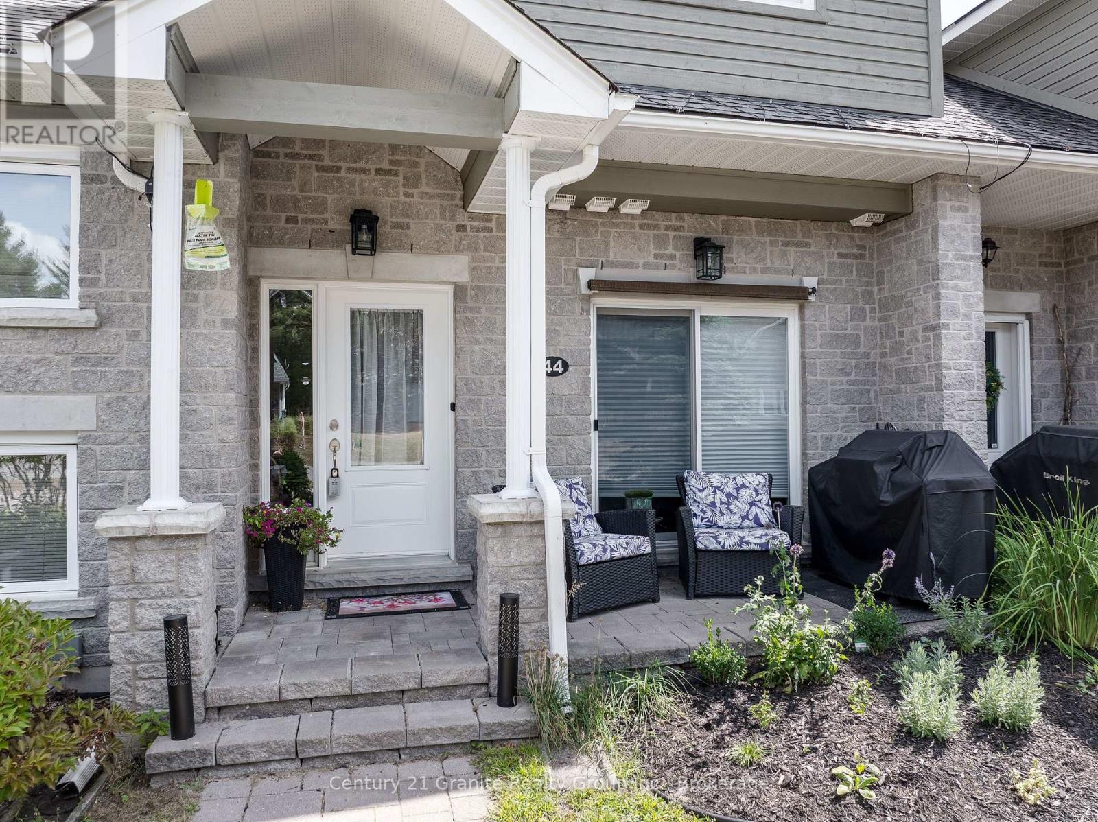 44 Webb Circle, Dysart Et Al, Ontario  K0M 1S0 - Photo 2 - X12755442