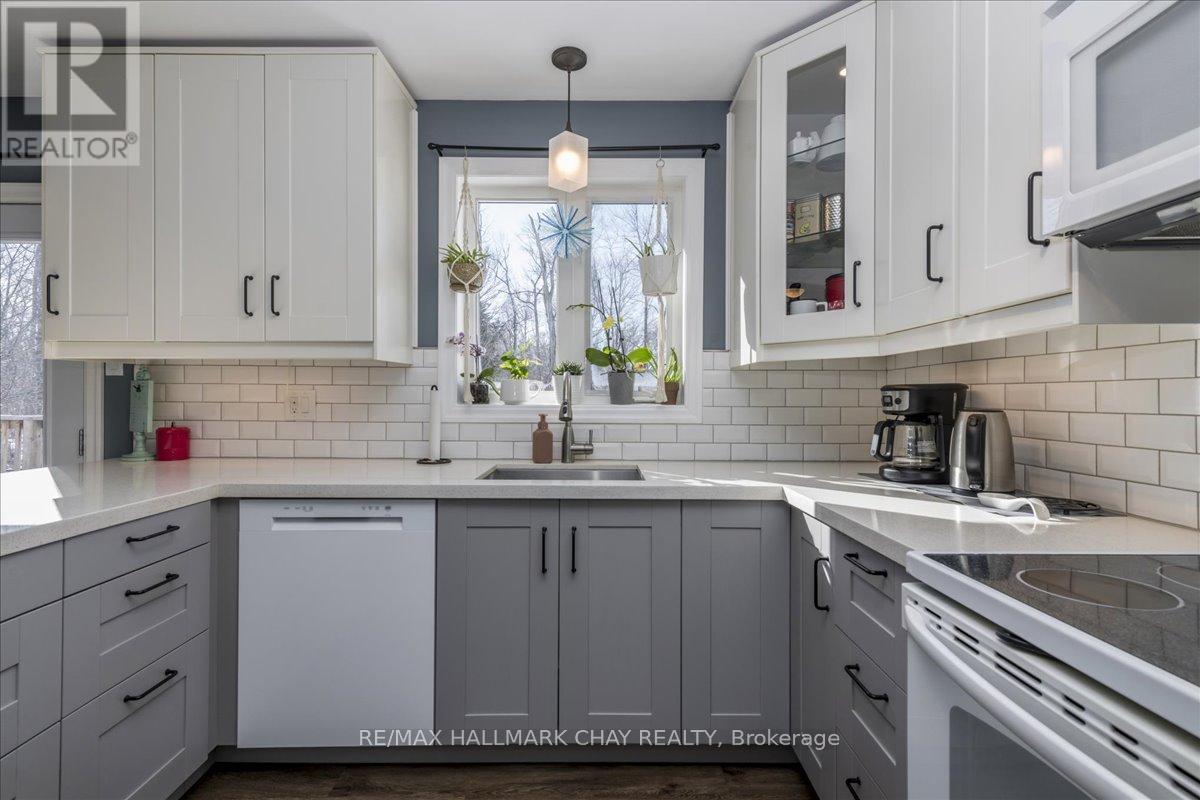 1103 Belle Aire Beach Road, Innisfil, Ontario  L0L 1C0 - Photo 10 - N12752344