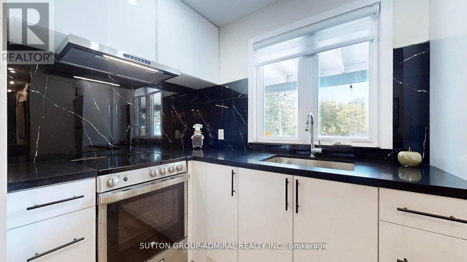 242 Muriel Street, Newmarket (Central Newmarket), Ontario  L3Y 3N3 - Photo 14 - N12755444