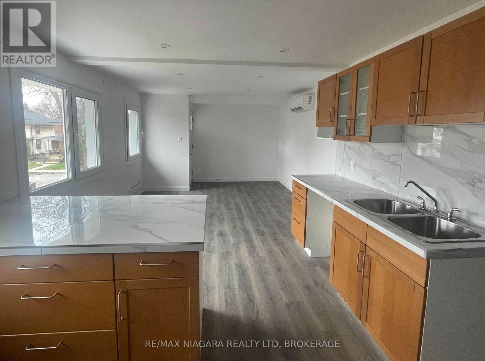 A - 4992 Mcrae Street, Niagara Falls, Ontario  L2E 1P1 - Photo 2 - X12487751