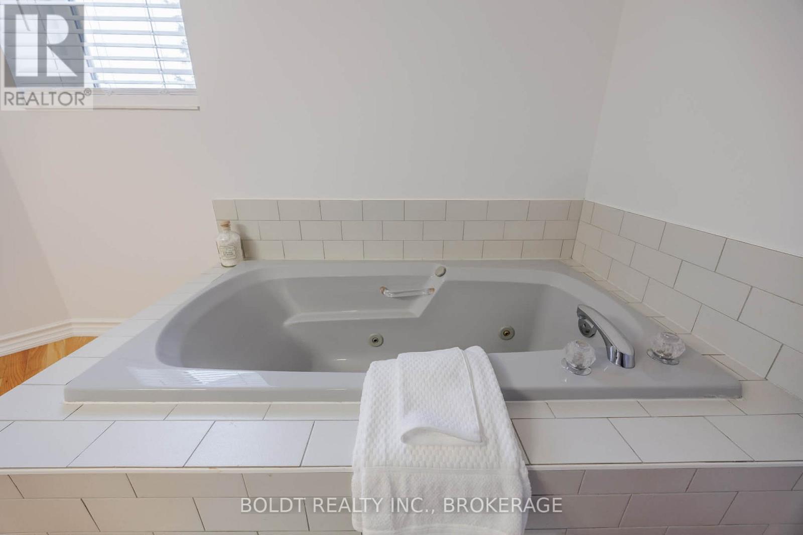 301 - 244 Lakeshore Road, St. Catharines (Vine/linwell), Ontario  L2M 1R6 - Photo 11 - X12754028