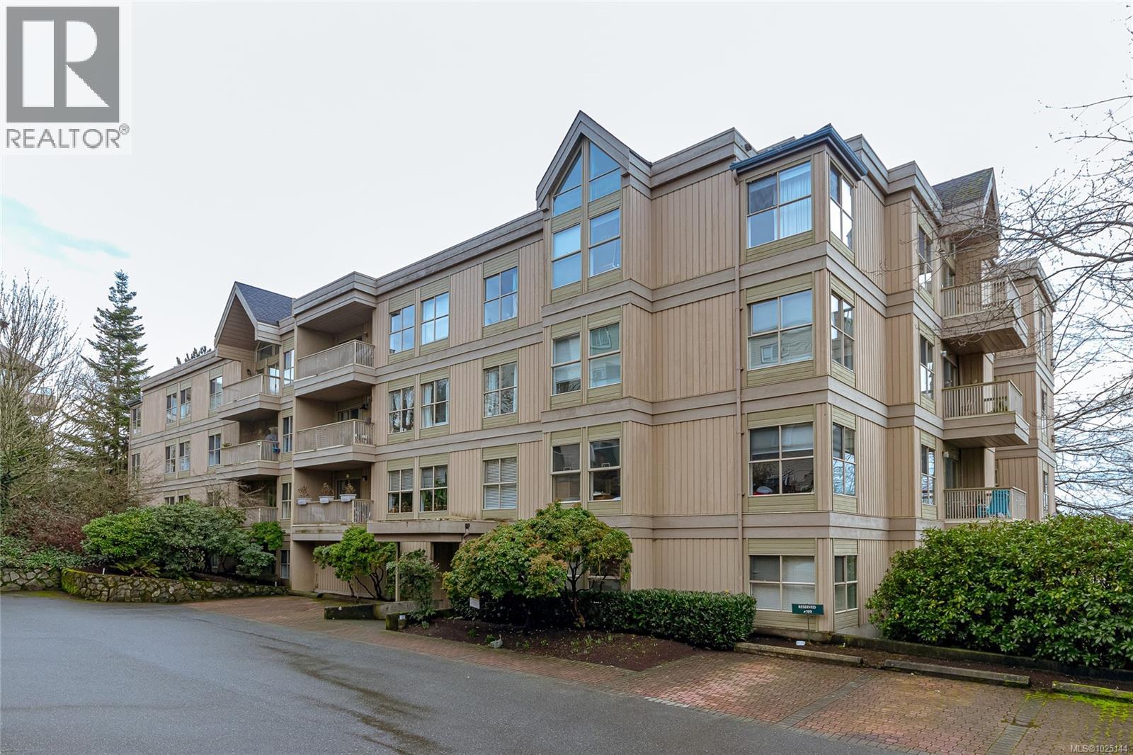 201 3363 Glasgow Ave, Saanich, British Columbia  V8X 1M5 - Photo 1 - 1025144