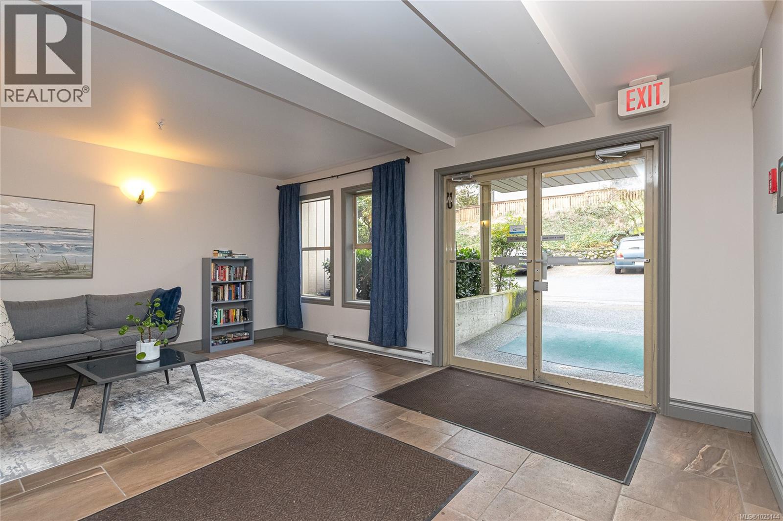 201 3363 Glasgow Ave, Saanich, British Columbia  V8X 1M5 - Photo 2 - 1025144