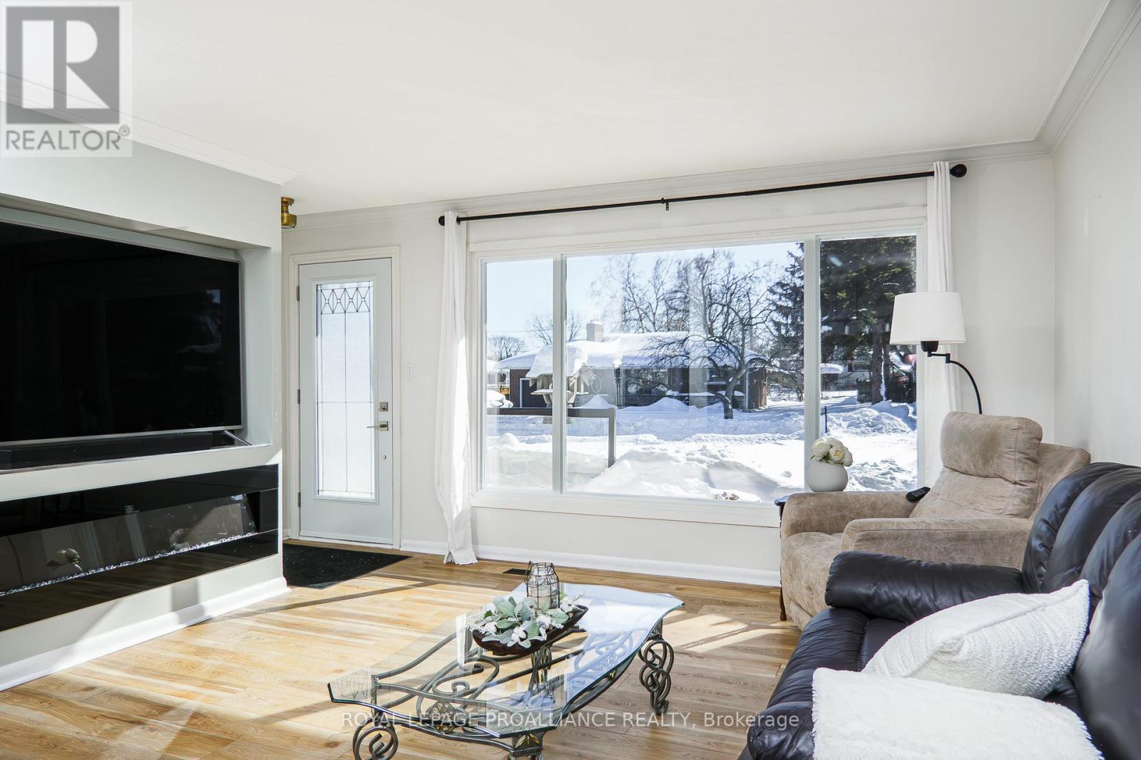 10 Devere Gardens, Quinte West (Trenton Ward), Ontario  K8V 3M3 - Photo 5 - X12754462