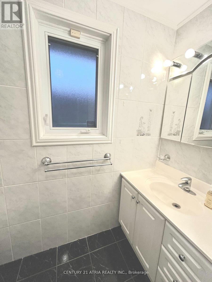 Upper Unit - 45 Ambrose Road, Toronto (Bayview Village), Ontario  M2K 1S2 - Photo 10 - C12756708