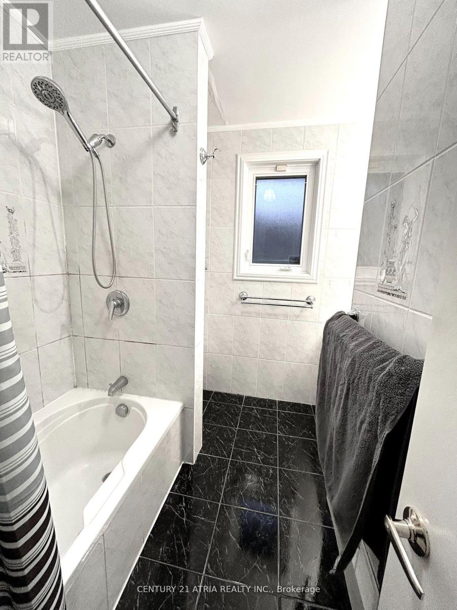 Upper Unit - 45 Ambrose Road, Toronto (Bayview Village), Ontario  M2K 1S2 - Photo 11 - C12756708