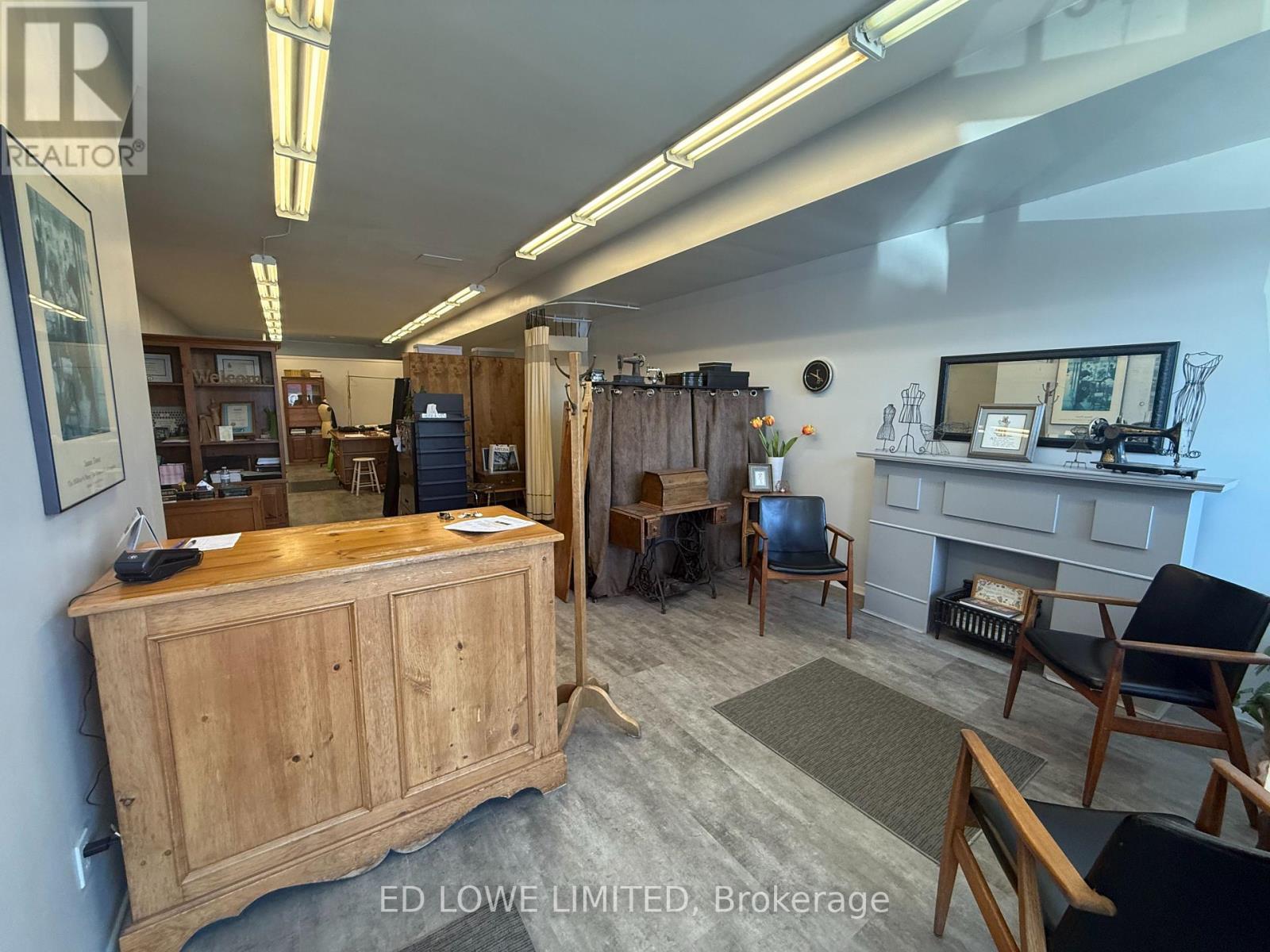 C & D - 54 Maple Avenue, Barrie, Ontario  L4N 1R8 - Photo 2 - S12422208