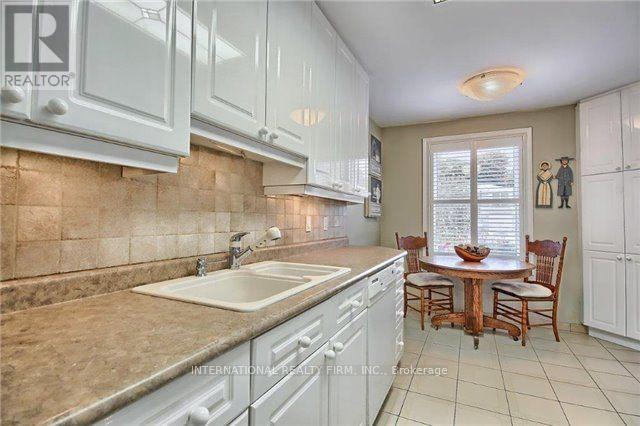 333 Dixon Boulevard, Newmarket (Central Newmarket), Ontario  L3Y 5C3 - Photo 3 - N12756684