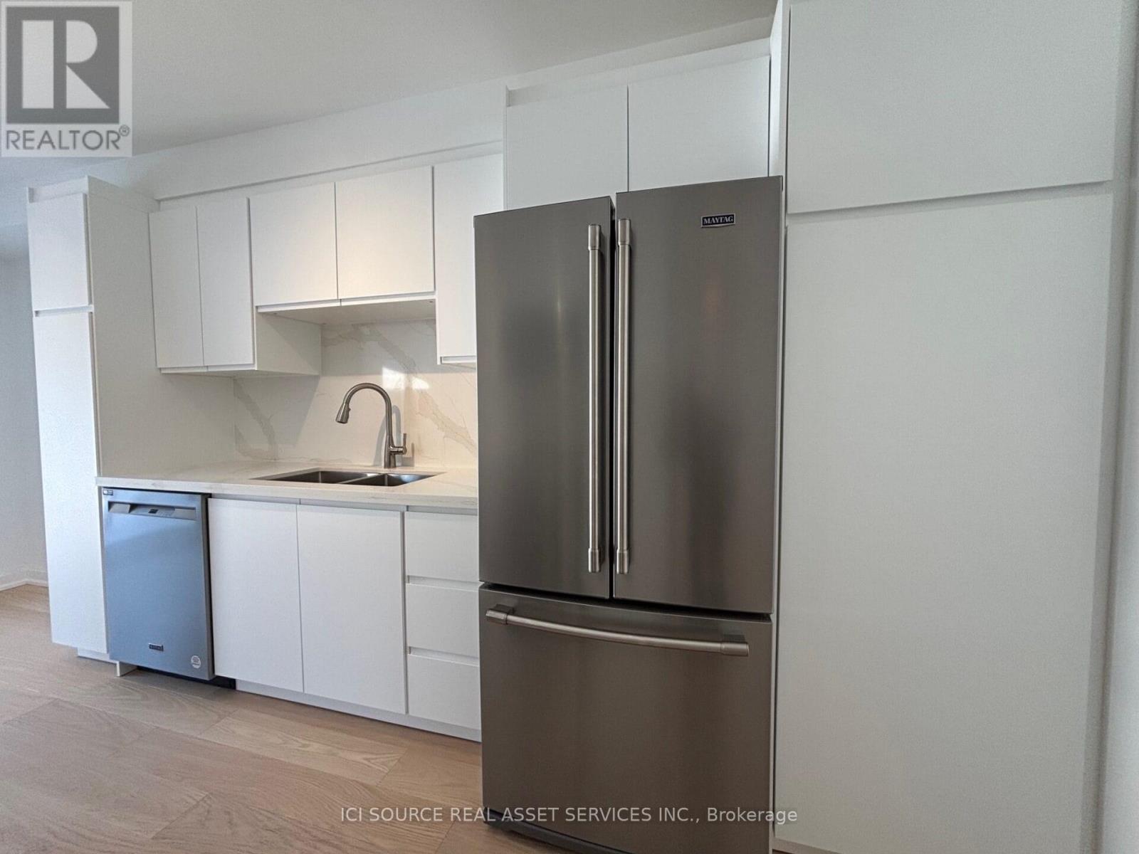 851 Sweetwater Crescent, Mississauga, Ontario  L5H 4A7 - Photo 4 - W12752884