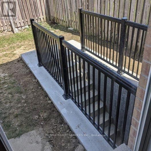 150 Dells Crescent, Brampton (Fletcher's Meadow), Ontario  L7A 2R4 - Photo 2 - W12754134