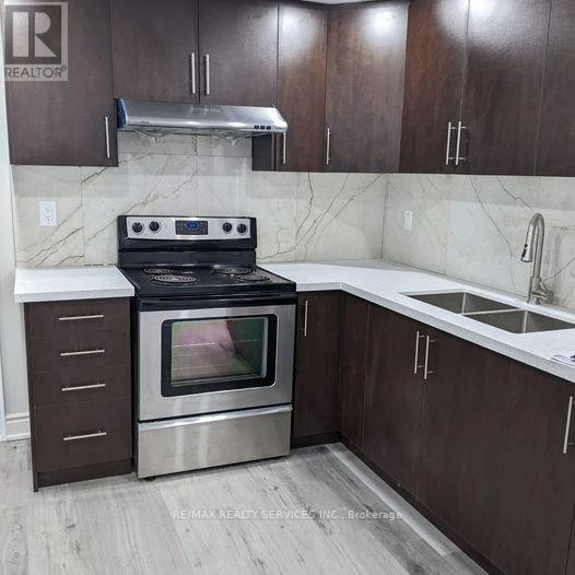 150 Dells Crescent, Brampton (Fletcher's Meadow), Ontario  L7A 2R4 - Photo 3 - W12754134