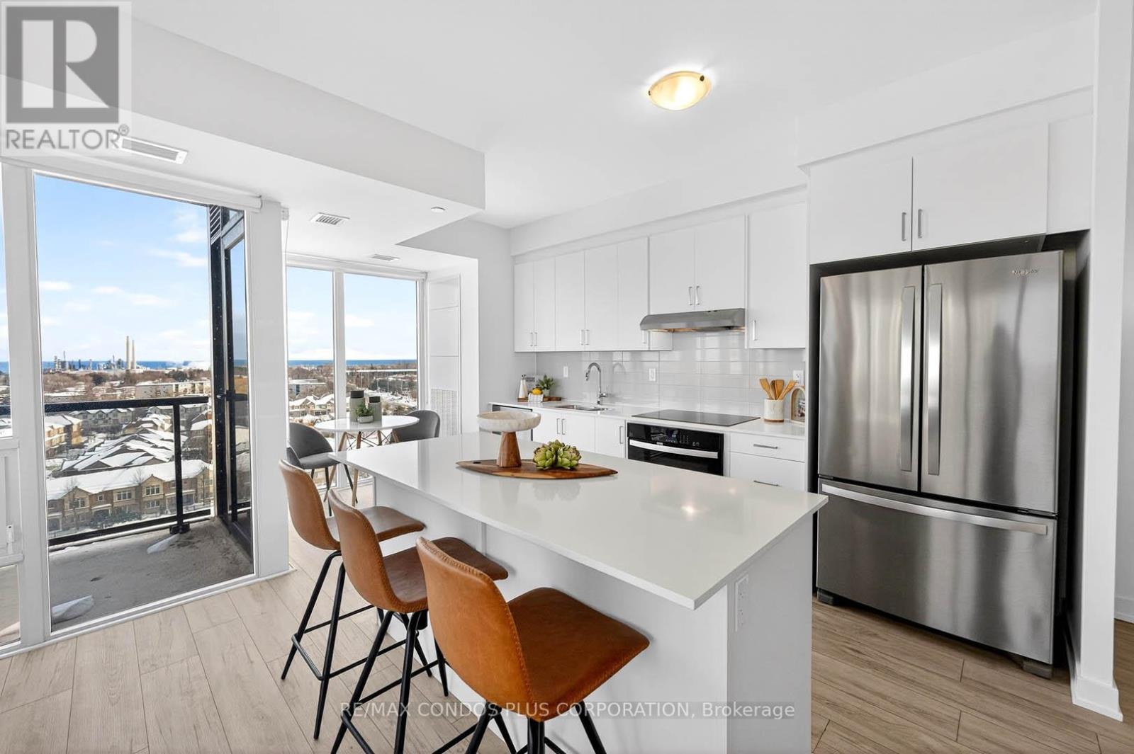 1104 - 1035 Southdown Road, Mississauga (Clarkson), Ontario  L5J 0A3 - Photo 3 - W12754418