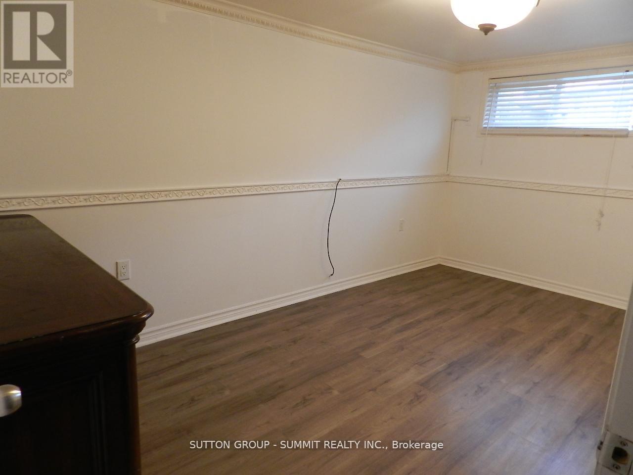 Lower - 3406 Ellengale Drive, Mississauga, Ontario  L5C 1Z4 - Photo 3 - W12754632