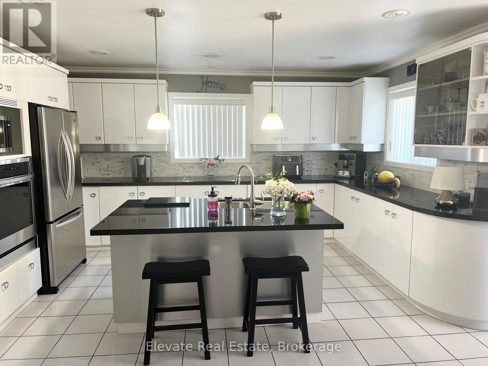 16 Fenton Way, Brampton, Ontario  L6P 0P5 - Photo 5 - W12754840