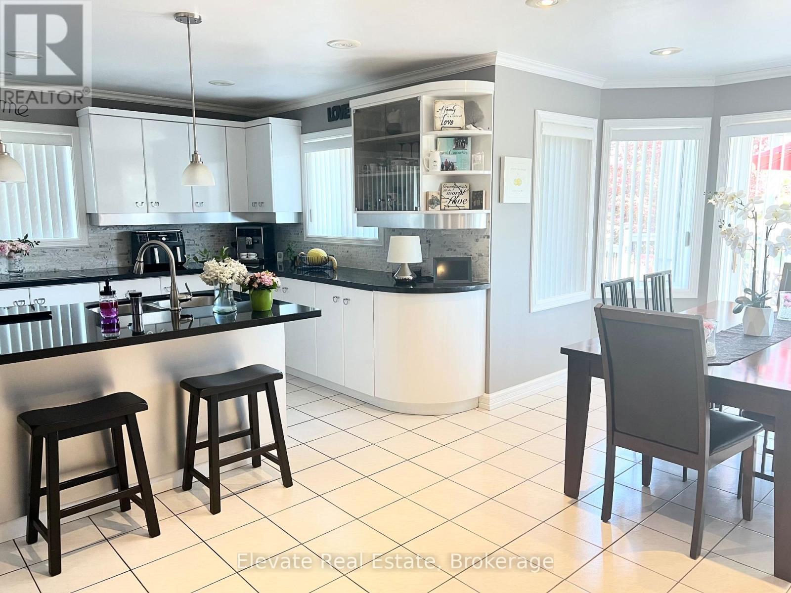 16 Fenton Way, Brampton, Ontario  L6P 0P5 - Photo 7 - W12754840