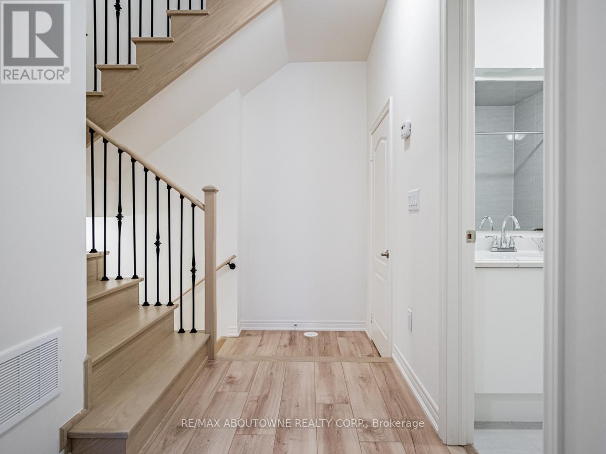 533 Dundas Street E, Oakville (Jm Joshua Meadows), Ontario  L6H 3P6 - Photo 4 - W12754998