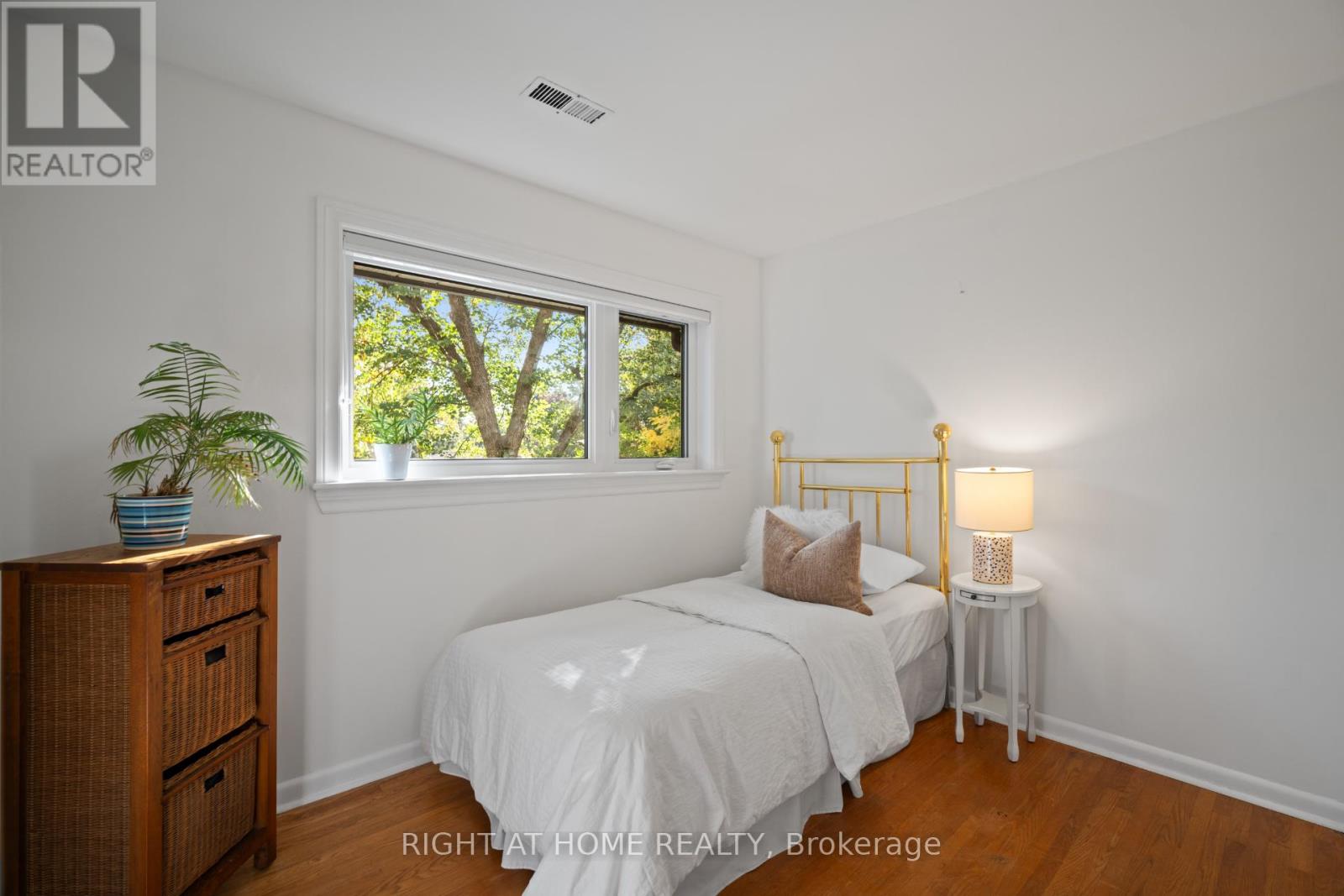 20 West Deane Valley Road, Toronto, Ontario  M9B 3K5 - Photo 19 - W12755032