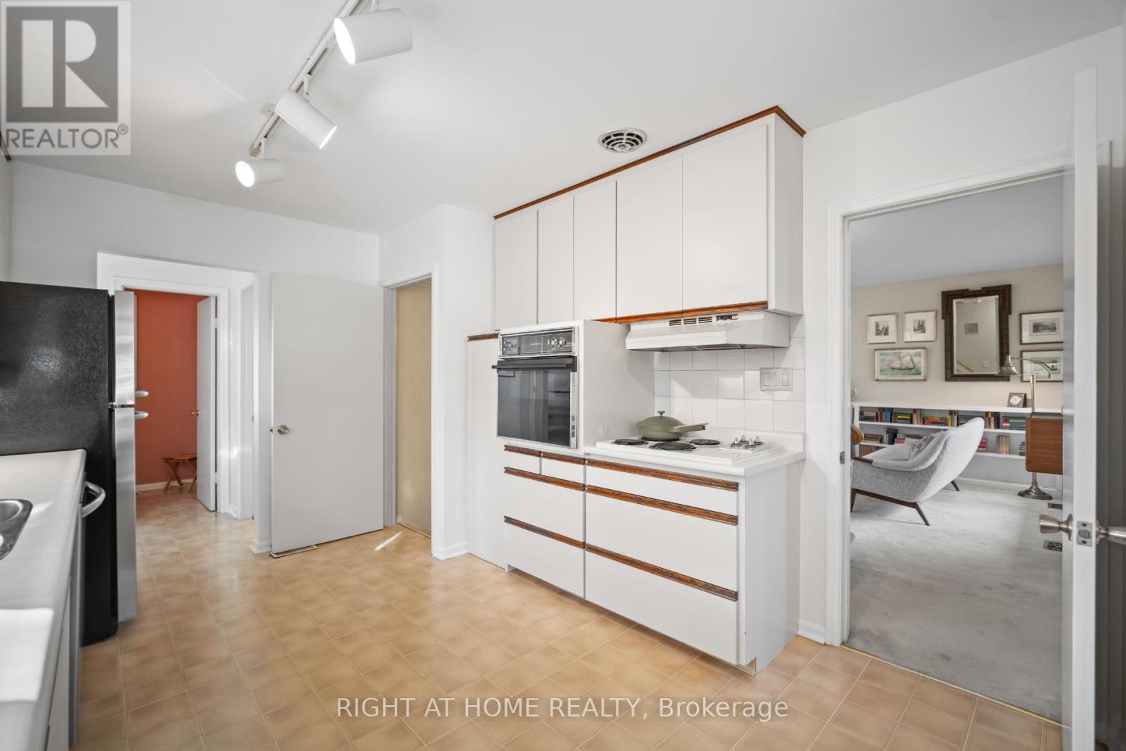 20 West Deane Valley Road, Toronto, Ontario  M9B 3K5 - Photo 10 - W12755032