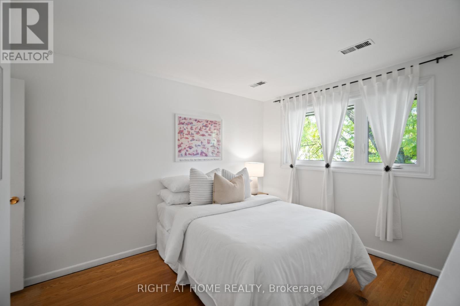 20 West Deane Valley Road, Toronto, Ontario  M9B 3K5 - Photo 14 - W12755032