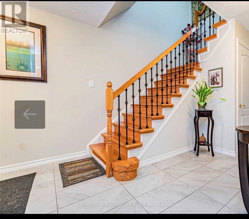 30 Clarridge Court, Brampton (Brampton West), Ontario  L6X 3N5 - Photo 2 - W12755138