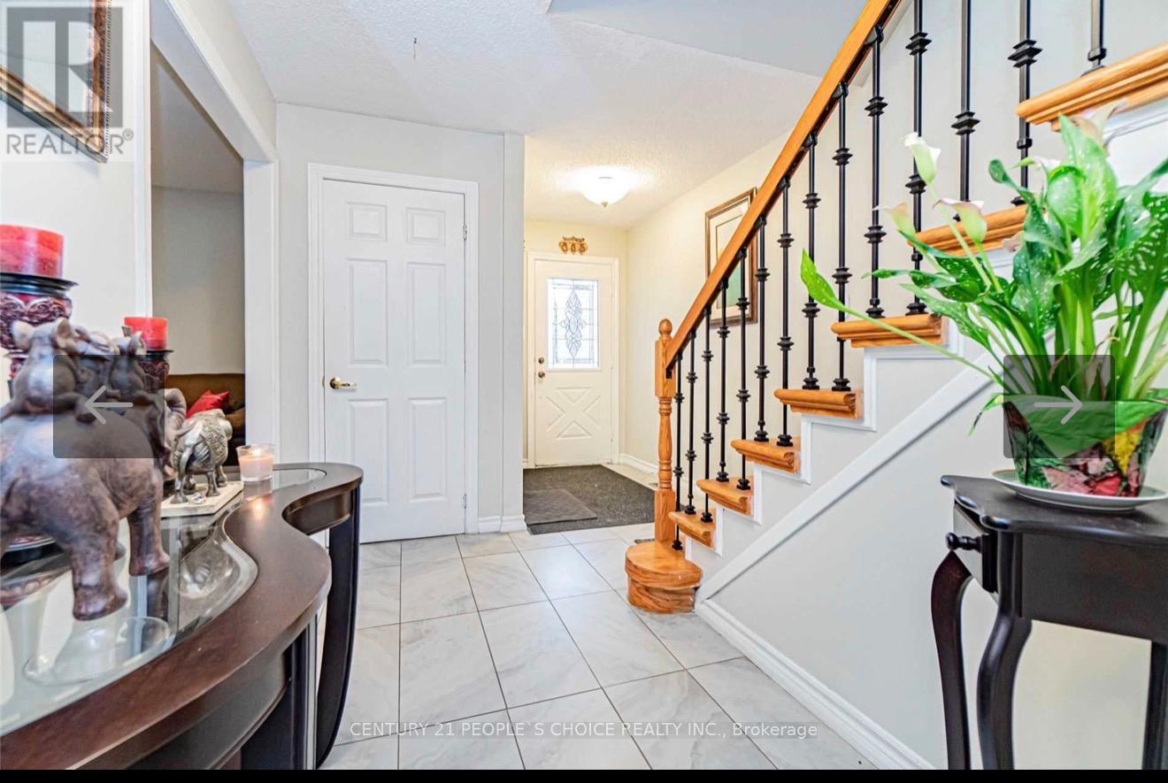 30 Clarridge Court, Brampton (Brampton West), Ontario  L6X 3N5 - Photo 3 - W12755138