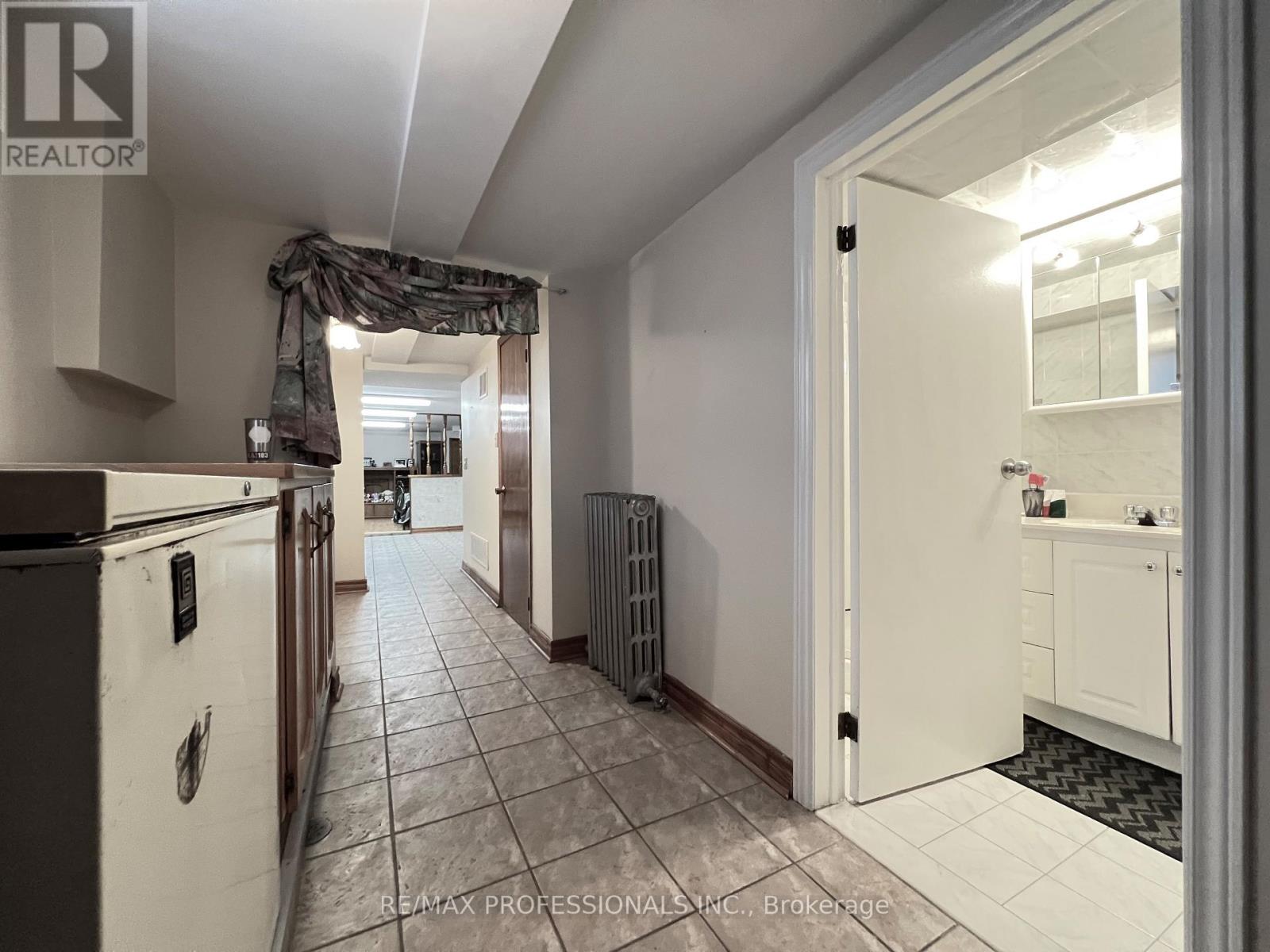 33 Chandos Avenue, Toronto, Ontario  M6H 2E6 - Photo 25 - W12755156