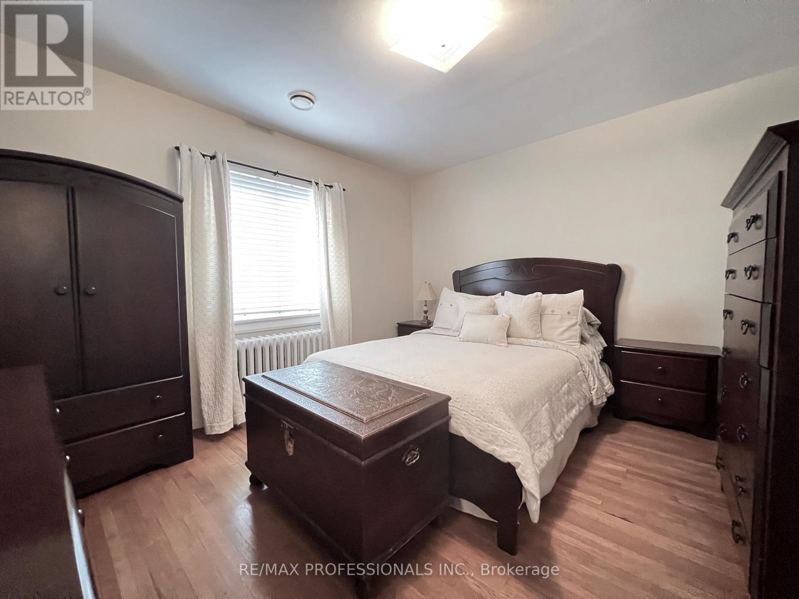 33 Chandos Avenue, Toronto, Ontario  M6H 2E6 - Photo 36 - W12755156