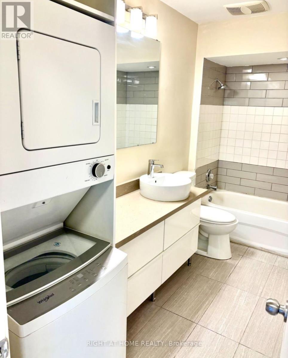 B - 1207 Hurontario Street, Mississauga, Ontario  L5G 3H2 - Photo 5 - W12755230