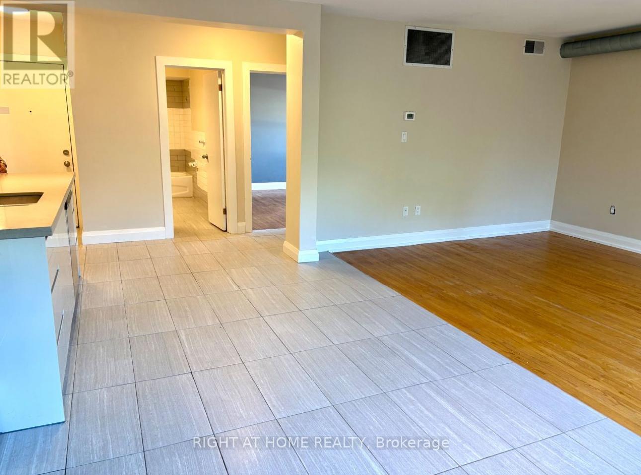 B - 1207 Hurontario Street, Mississauga, Ontario  L5G 3H2 - Photo 4 - W12755230