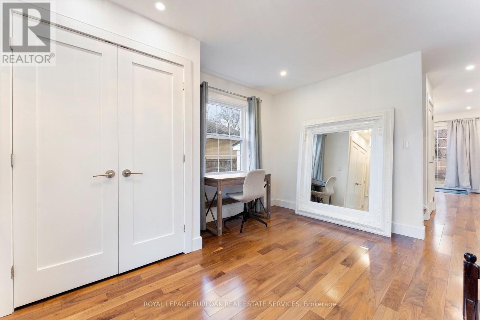 519 Regina Drive, Burlington, Ontario  L7S 1L7 - Photo 5 - W12755404