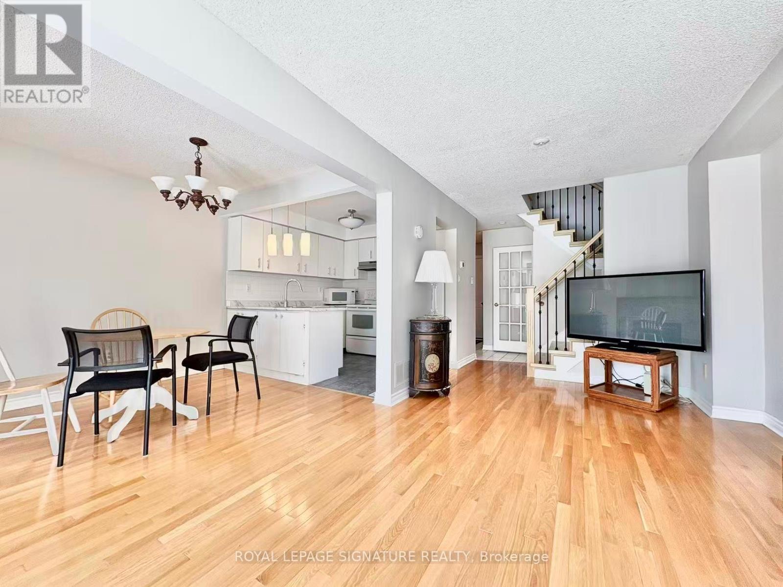 7 Farnham Drive, Brampton, Ontario  L6X 4H7 - Photo 2 - W12755268