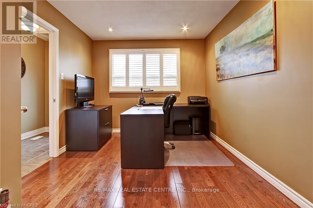 154 Robinwood Crescent, Milton, Ontario  L9T 2C3 - Photo 5 - W12755520