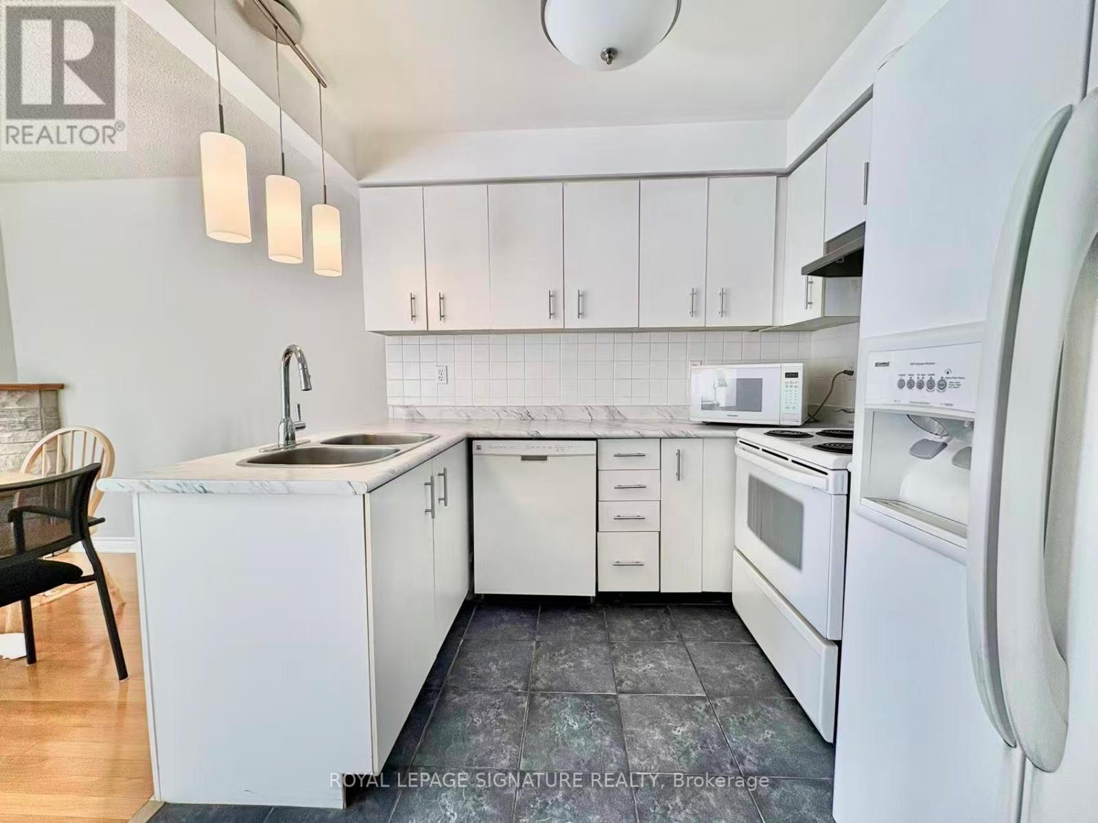 7 Farnham Drive, Brampton, Ontario  L6X 4H7 - Photo 4 - W12755268