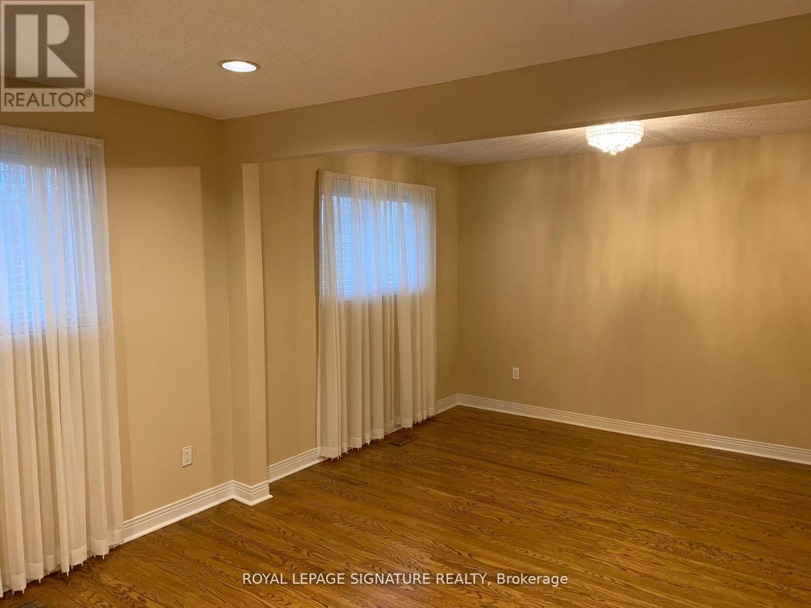 Main - 3317 Carillion Avenue, Mississauga, Ontario  L5C 2A9 - Photo 4 - W12755364