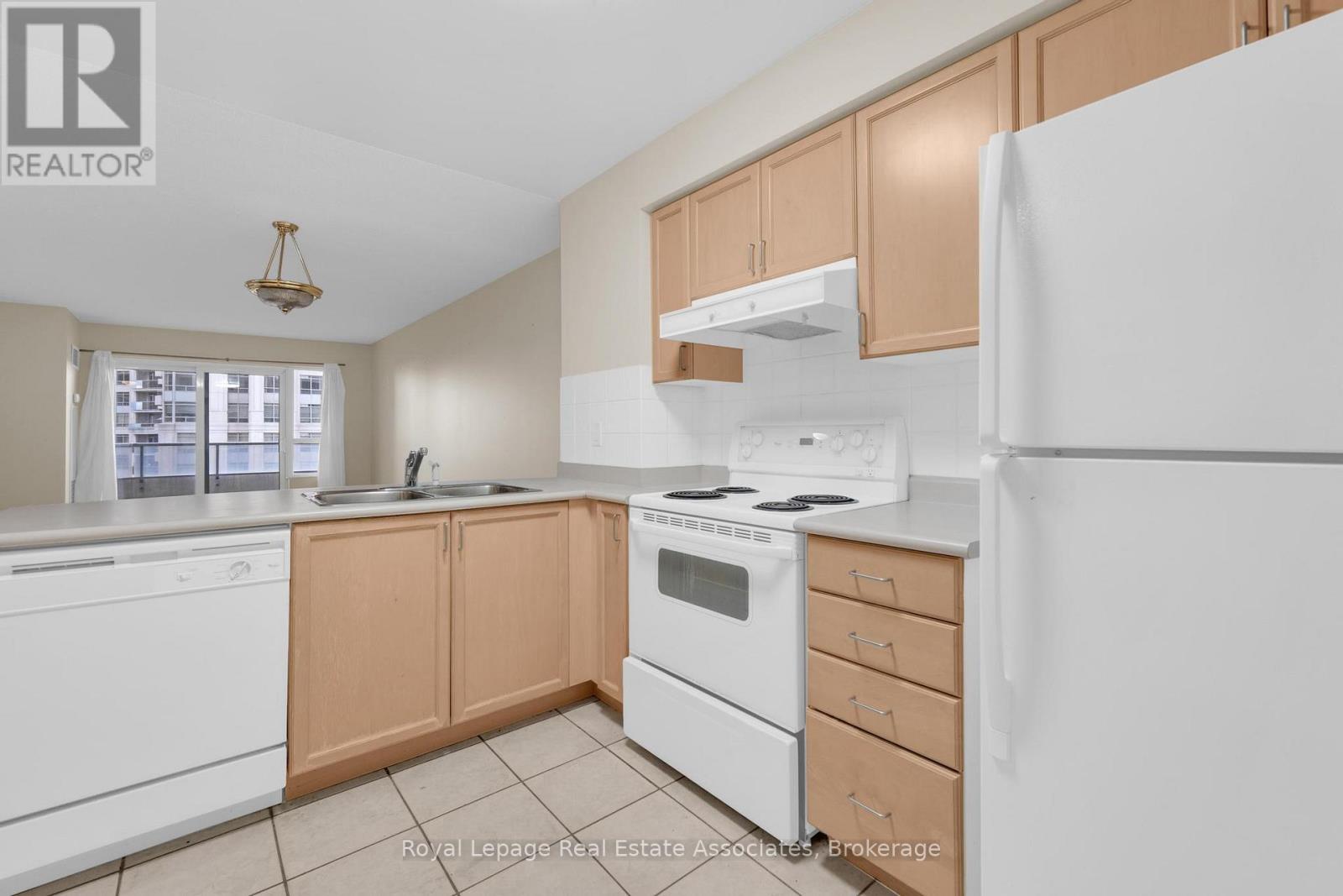 622 - 25 Kingsbridge Garden Circle, Mississauga, Ontario  L5R 4B1 - Photo 4 - W12755358