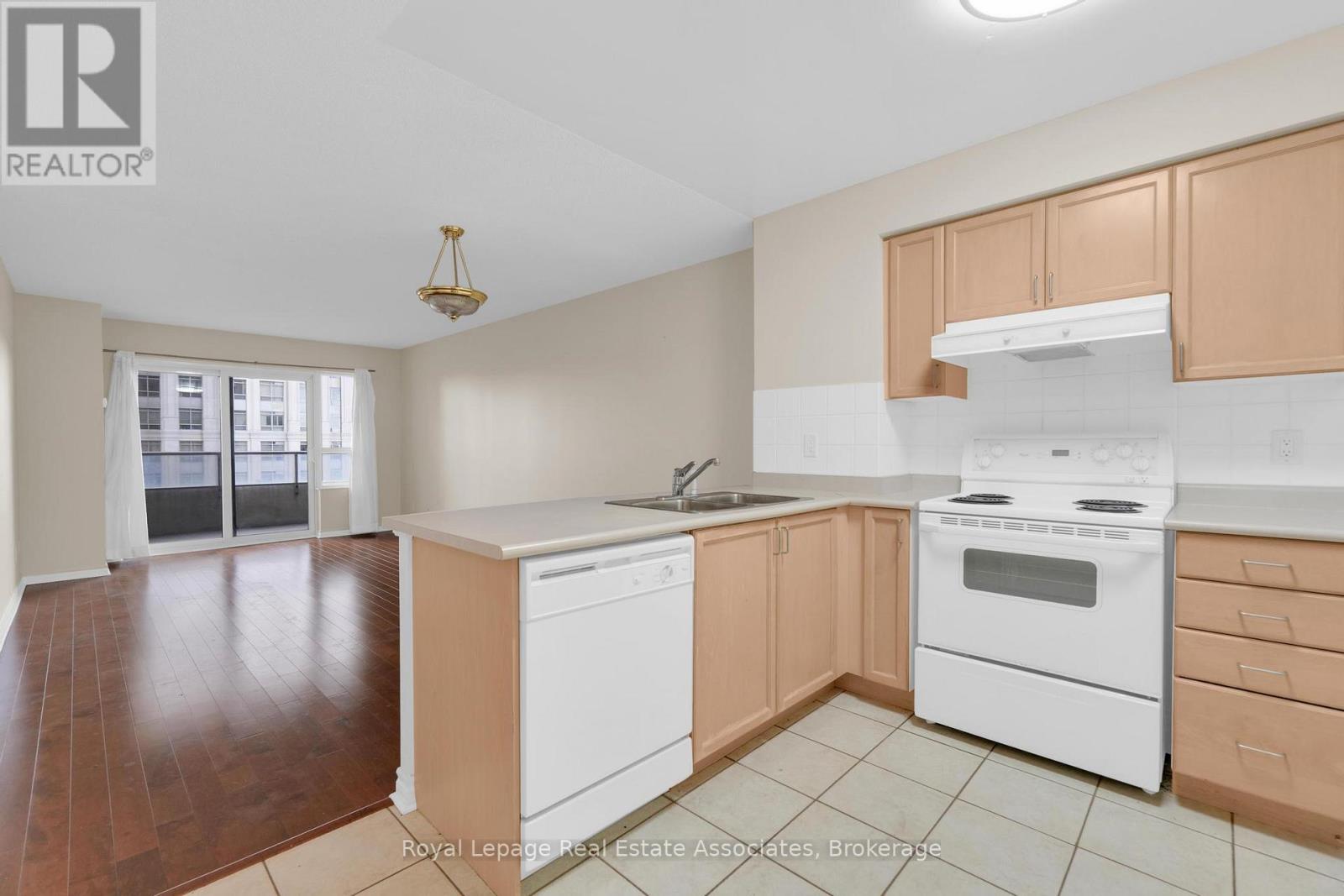 622 - 25 Kingsbridge Garden Circle, Mississauga, Ontario  L5R 4B1 - Photo 2 - W12755358