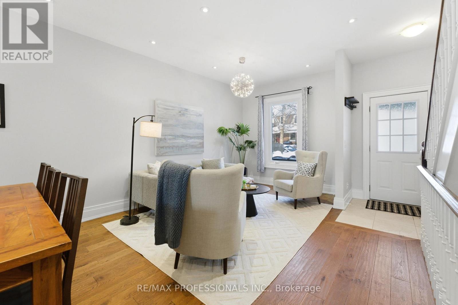670 Beresford Avenue, Toronto (Runnymede-Bloor West Village), Ontario  M6S 3C5 - Photo 3 - W12756758