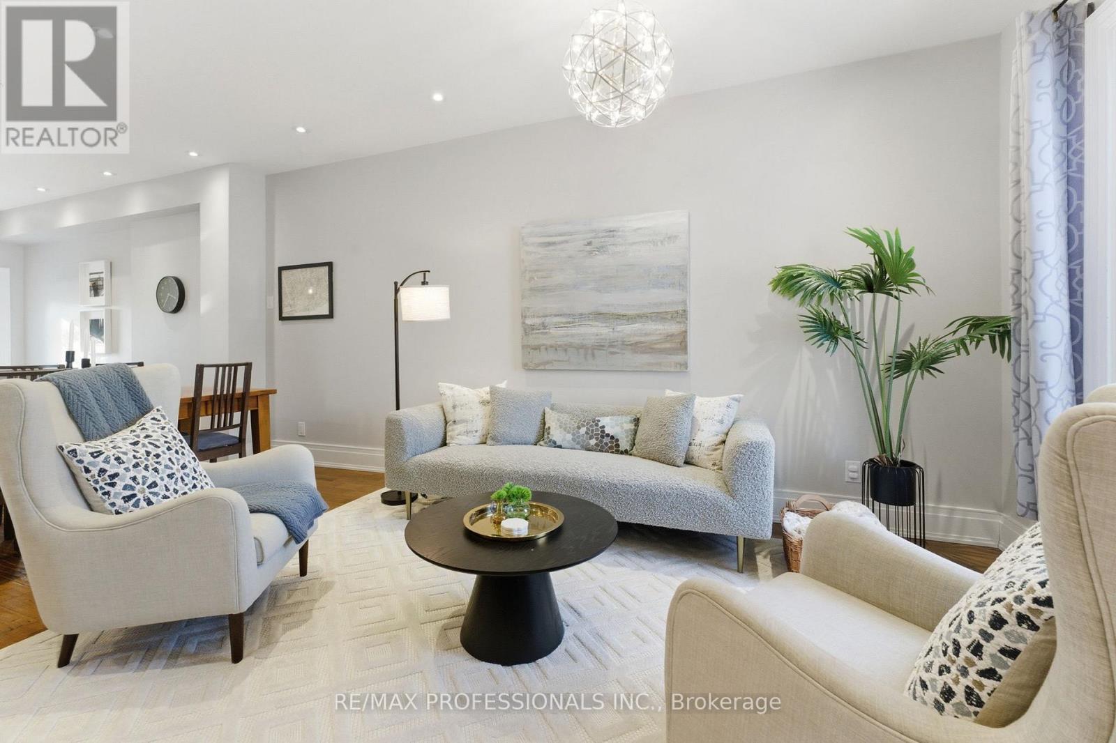 670 Beresford Avenue, Toronto (Runnymede-Bloor West Village), Ontario  M6S 3C5 - Photo 4 - W12756758