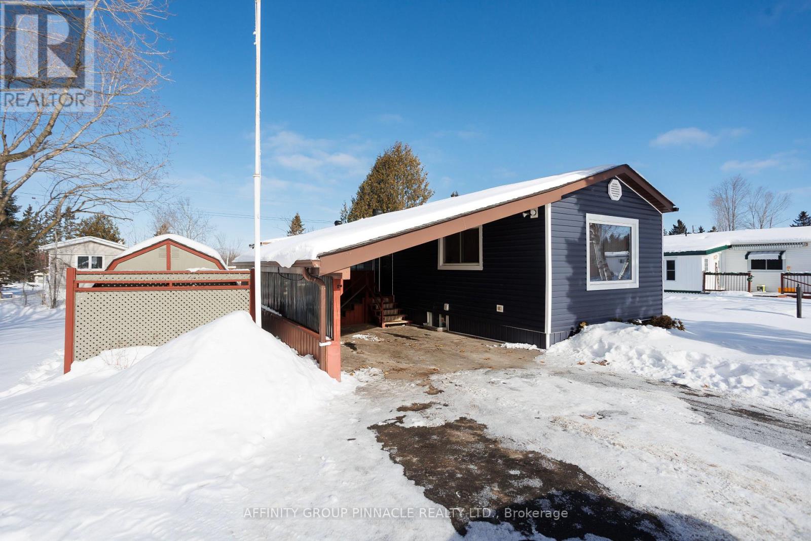 11 Homewood Avenue, Kawartha Lakes (Lindsay), Ontario  K9V 0H5 - Photo 2 - X12757198