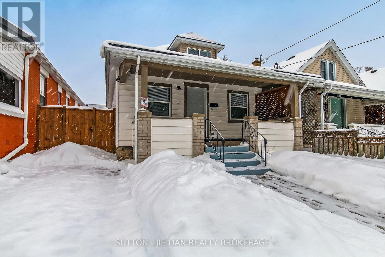 30 HYLA STREET, London East, Ontario