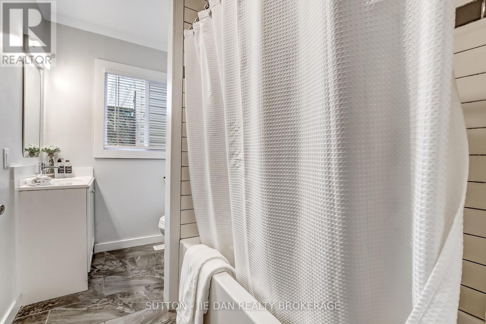 30 Hyla Street, London East (East M), Ontario  N5Z 2K9 - Photo 9 - X12757042