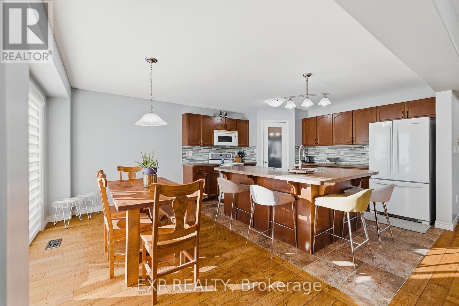 23 Doon Creek Street, Kitchener, Ontario  N2R 0B4 - Photo 3 - X12747464